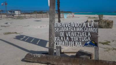 La parte de la isla que está bajo la mirada permanente de aquellos que tienen la misión de cuidarla es la más sucia y descuidada.