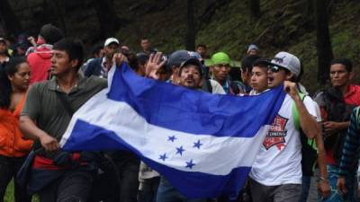 Unos 400 hondureños llegaron ya a la frontera entre Guatemala y México, y se encuentran a la espera del resto de la caravana para intentar ingresar a Chiapas./AFP.