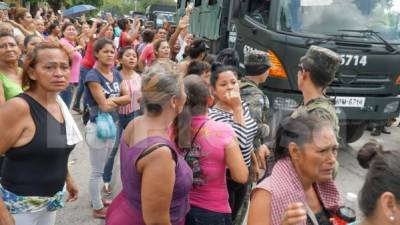 Las mujeres gritaban despidiéndose mientras los camiones salían del centro penal.