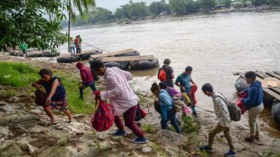 Los migrantes se internan en la selva del sur de México para evadir los controles militares en la frontera./EFE.