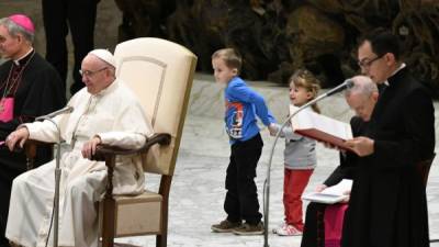 El papa dejó al pequeño jugar en el palco. AFP