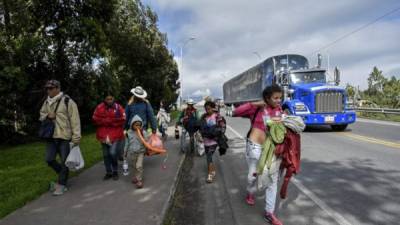 Familias enteras abandonan Venezuela huyendo de la grave crisis que azota ese país./AFP.