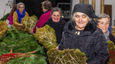 Fotografía facilitada por el Ayuntamiento de Seia. Los 150 habitantes de esta comunidad ubicada en plena montaña, en la comarca lusa de Seia, se reúnen un día a la semana durante todo el año para preparar los ornamentos navideños que convierten a esta pequeña localidad en una de las más atractivas del país en estas fechas. EFE/Ayuntamiento de Seia.