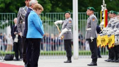 La canciller alemana, Angela Merkel, intenta aguantar y no temblar junto a la primera ministra finlandesa Antti Rinne durante una recepción con honores militares en la Cancillería de Berlín, Alemania, 10 de julio de 2019. EFE / EPA / HAYOUNG JEON