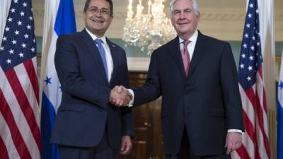 Juan Orlando Hernández y Rex Tillerson antes de una reunión en la sede del Departamento de Estado en Washington. EFE