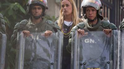 Tintori pemaneció toda la noche en las afueras de la cárcel militar donde se encuentra su esposo exigiendo al Gobierno de Maduro que la dejen verlo. EFE.