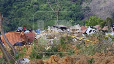 El 24 de noviembre en horas de la noche la tierra comenzó a desprenderse de la montaña y sepultó las casas de los pobladores que ya habían desalojado. Fotos DIARIO LA PRENSA/Moisés Valenzuela.