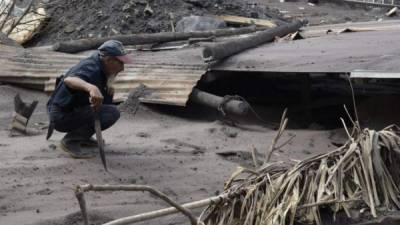 Un hombre observa los daños a una vivienda afectada por el volcán de Fuego hoy, sábado 9 de junio de 2018, en cercanías a la población de El Rodeo (Guatemala).EFE