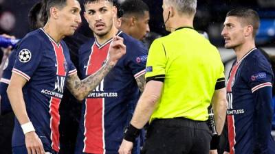 Los jugadores del París Saint Germain expresaron su molestia contra el árbitro. Foto EFE.