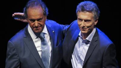 Daniel Scioli (izquierda) y Mauricio Macri (derecha) son los dos candidatos a la Presidencia de Argentina.