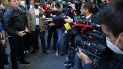 Jair Bolsonaro salió caminando del hospital de Sao Paulo y atendió a periodistas.