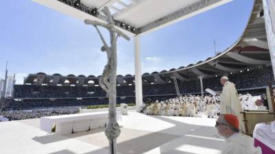 El papa Francisco oficia, este martes, una misa multitudinaria en la ciudad deportiva Zayed en Abu Dabi (Emiratos Árabes Unidos). EFE/ Prensa del Vaticano/Foto cedida