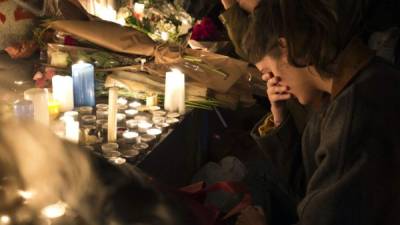 Los parisinos no logran recuperarse de la noche de terror que vivieron el viernes por la noche y rinden homenaje a las 129 víctimas del terrorismo que sacudió la ciudad.