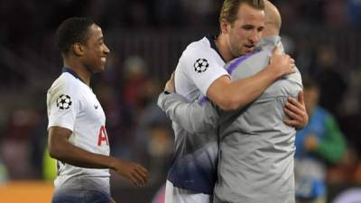 El delantero inglés del Tottenham Hotspur Harry Kane (2R) celebra su clasificación para la próxima ronda durante el partido de fútbol del Grupo B de la Liga de Campeones de la UEFA entre el FC Barcelona y el Tottenham Hotspur en el estadio Camp Nou de Barcelona el 11 de diciembre de 2018.