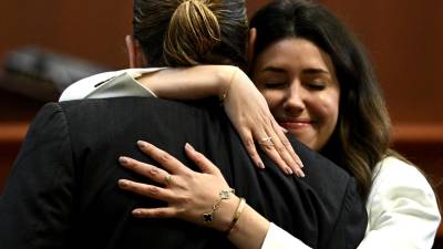 La abogada Camille Vasquez abraza al actor Johnny Depp. Esta imagen se ha vuelto viral en redes sociales. (Photo by BRENDAN SMIALOWSKI / POOL / AFP).
