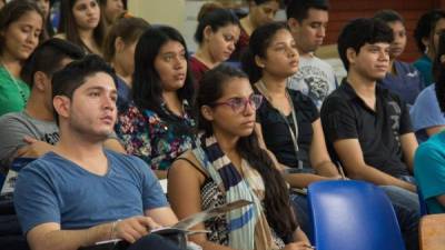 Estudiantes participan en una conferencia.