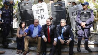 Los cuestionamientos le llueven al expresidente Zelaya porque no acude al Congreso pero sí a otras manifestaciones.