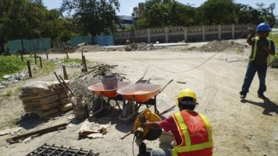 Empleados trabajan en la pavimentación de las vías que serán habilitadas. foto: amílcar izaguirre.