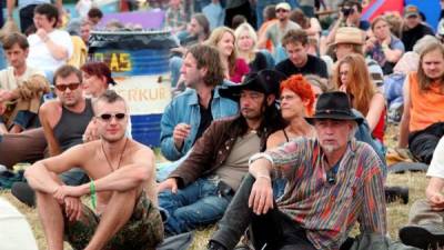 El 6 de octubre, activistas de Haight-Ashbury oficiaron un funeral simbólico por la muerte del movimiento hippie, que dirigió sus pasos hacia el campo y la vida alejada de la ciudad pero que aún no había dicho, ni mucho menos, su última palabra: el macrofestival de Woodstock en la costa Este sorprendería al mundo tan sólo dos veranos después. EFE/Archivo