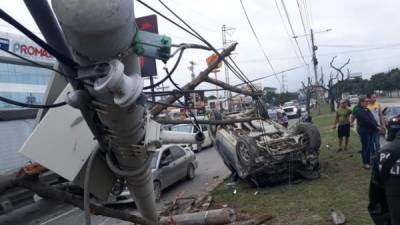 El vehículo quedó destrozado.