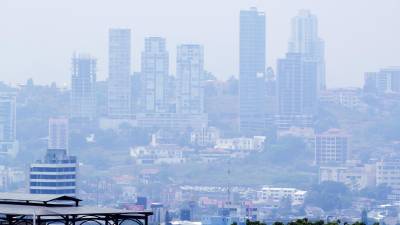 <b>La contaminación del humo afecta a la ciudad. Foto: EFE</b>