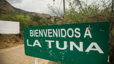 Así quedó el letrero de La Tuna tras el ataque del comando armado la semana pasada. Foto Proceso.