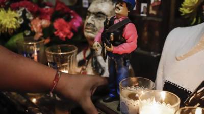 Una estatua de 'El Chapo' Guzmán, se exhibe para la venta en la capilla del narco Jesús Malverde. Foto: AFP