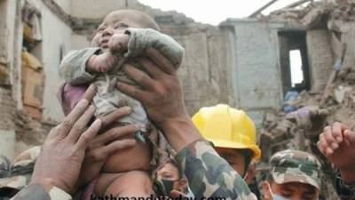 La imagen del bebé rescatado ha dado la vuelta al mundo, en medio del caos y el sufrimiento que dejó el devastador terremoto en Nepal.