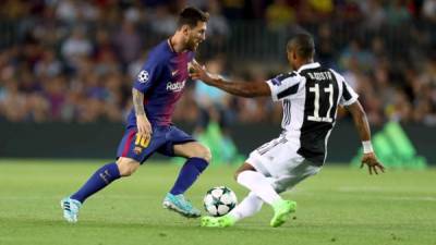 El delantero argentino Lionel Messi (i), del FC Barcelona, y el centrocampista brasileño Douglas Costa (d), de la Juventus FC , durante el partido de la Liga de Campeones disputado en el Camp Nou de Barcelona, el pasado mes de septiembre. EFE/Archivo