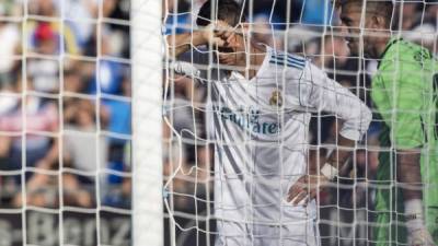 GRA220. GETAFE (MADRID), 14/10/2017.- El delantero portugués del Real Madrid Cristiano Ronaldo (i) durante el partido ante el Getafe correspondiente a la octava jornada de LaLiga Santander disputado hoy en el Coliseum Alfonso Pérez. EFE/Rodrigo Jimenez