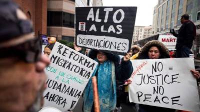 Miembros de un grupo prolatino se manifiestan en la Metropolitan AME Church de Washington, este 14 de enero de 2017, contra la política migratoria del presidente electo de Estados Unidos, Donald Trump. EFE