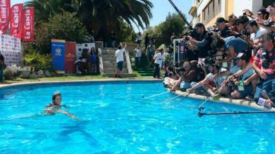 La modelo y bailarina salió a la piscina con su cuerpo apenas cubierto con pequeños cristales.