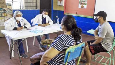 La brigada médica estuvo ayer en la escuela José Antonio Velásquez, de la colonia La Unión, adonde se atendió a los pacientes con síntomas de covid y otras enfermedades. Fotos: Moisés Valenzuela.