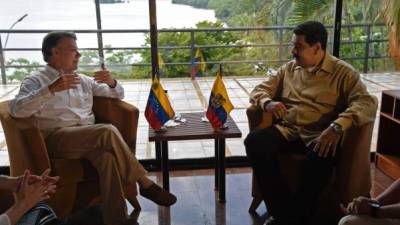 El presidente Santos junto a su homólogo Nicolás Maduro.
