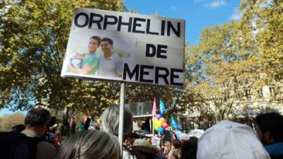 'Huérfano de madre' se lee en una pancarta durante una manifestación contra el matrimonio homosexual en Francia.