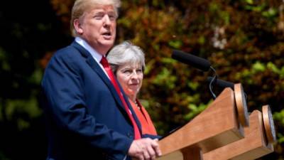 El presidente estadounidense Donald Trump (L) y la primera ministra británica Theresa May celebraron una conferencia de prensa.