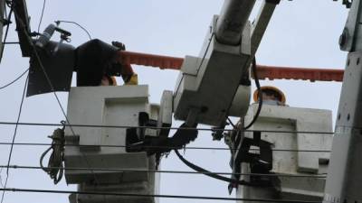 Cuadrillas de la Enee trabajan en un sector de la ciudad. Foto: Wendell Escoto