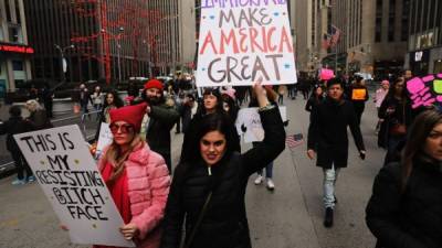 Miles de personas salieron a la calle para protestar contras las políticas y posturas del presidente.