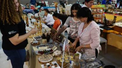 Vilma Susana Enamorado junto a su hija en el Bazar del Sábado mientras ofrecen las delicias de chocolate.