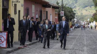 EL Rey Felipe VI de España recorre las calles de Antigua previo al inicio de la Cumbre Iberoamericana./AFP.