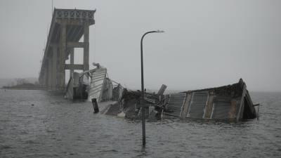 Los escombros del puente derribado por un carguero que ocasionó la muerte de seis trabajadores inmigrantes en Baltimore.