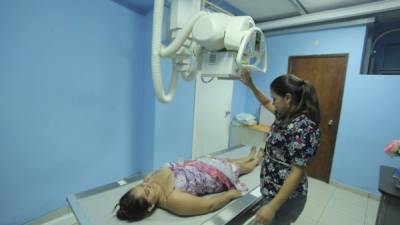 El centro médico cuenta con una máquina para reproducir imágenes radiológicas.