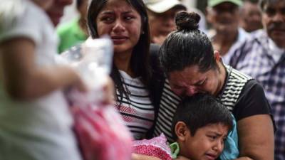 El dolor recorrió las calles de Oaxaca y Chiapas el domingo mientras los pobladores enterraban a las víctimas del terremoto.