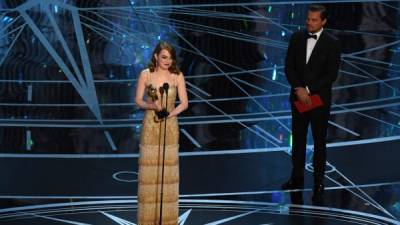 DiCaprio se quedó en el escenario con el sobre rojo que anunciaba a Emma Stone como mejor actriz.