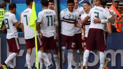 Los jugadores mexicanos celebrando el gol del Chicharito Hernández. Foto AFP