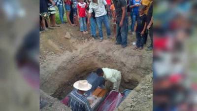 Los pequeños fueron enterrados en la misma sepultura.