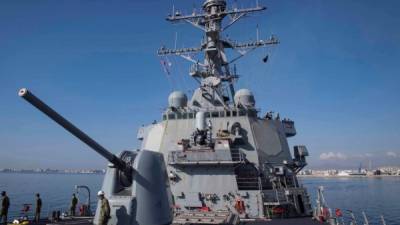 El destructor de la Marina estadounidense USS Donald Cook zarpa del puerto de Larnaca (Chipre). EFE