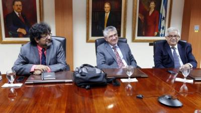 Lisandro Ábrego y Mario Dehesa se reunieron ayer con el Gabinete Económico en el BCH.