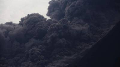 GTM08. Ciudad de Guatemala (Guatemala). 3/06/18.- Vista de una erupción del volcan de Fuego en Alotenango, Sacatepéquez (Guatemala) hoy, domingo 3 de junio de 2018. Al menos seis personan han fallecido y 20 han resultado heridas por la violenta erupción que registra este domingo el volcán de Fuego en Guatemala. EFE/Esteban Biba