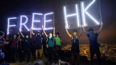 Varios residentes subieron a las coloinas para reclamar más libertad para Hong Kong.